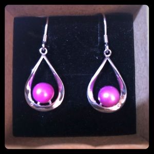 Dangle earrings with a gorgeous hot pink pearls